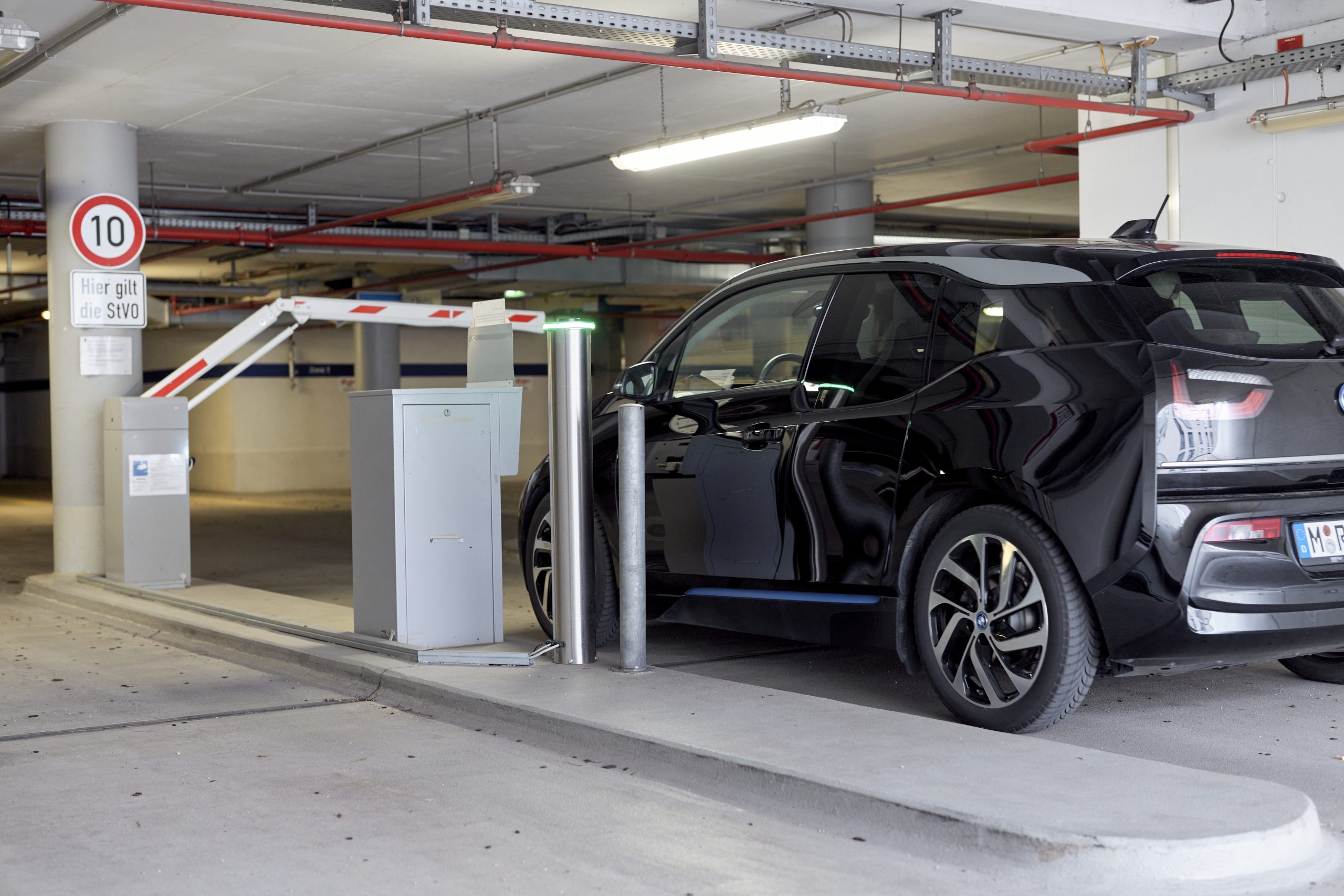 Das ParkHere-System an der Einfahrt mit Kennzeichenerkennung