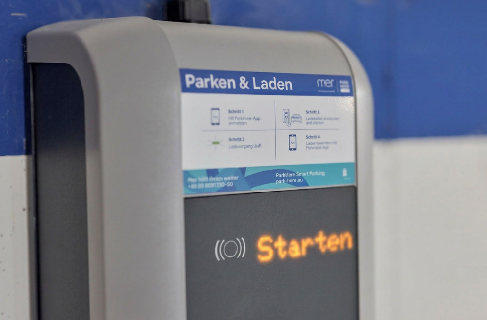Parken & Laden Ladepunkt, der über die App gestartet und gestoppt werden kann.