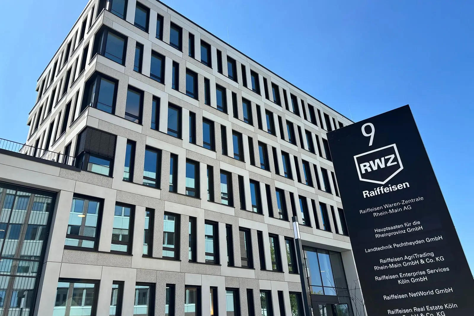 Reiterstaffelquartier Außenansicht mit RWZ-Schild