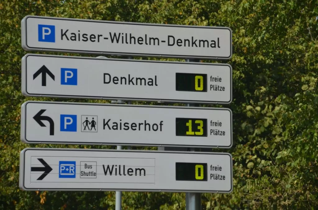 Parkleitsystem , freie Parkpl&auml;tze