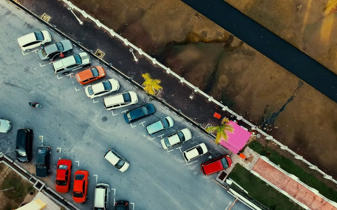 Zurück ins Büro – aber wohin mit dem Auto? Warum die Rückkehr aus dem Home-Office das Parkplatzproblem verschärft