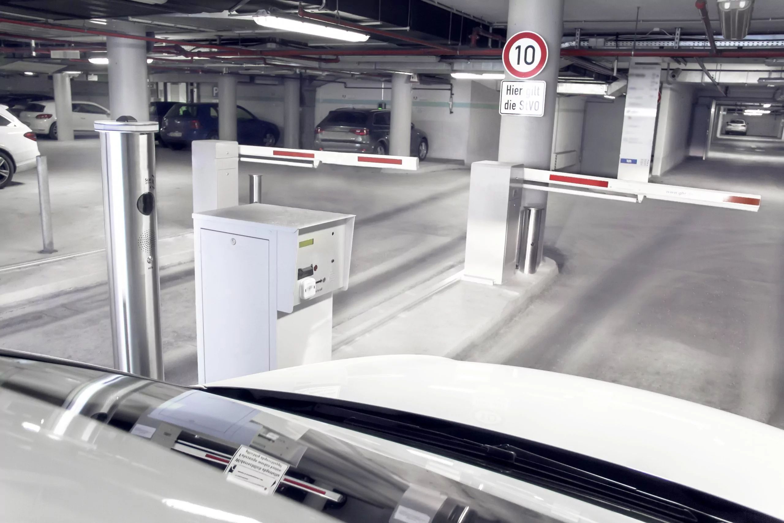 Schranke zum Parkhaus mit smart Terminal von ParkHere