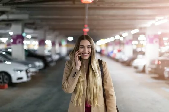 Frau in Tiefgarage