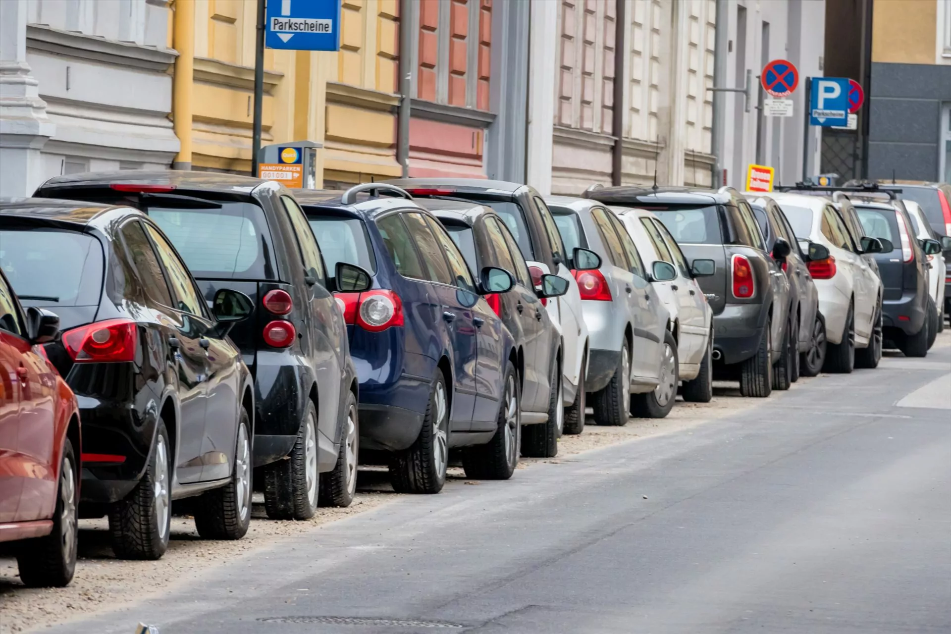 Autos parken am Straßenrand
